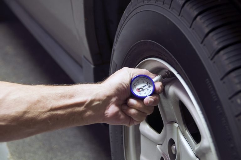 Como saber qual é a pressão do pneu do carro? 1 medindo pressao pneu